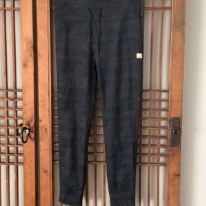 Vuori rise and shine leggings, new, never worn